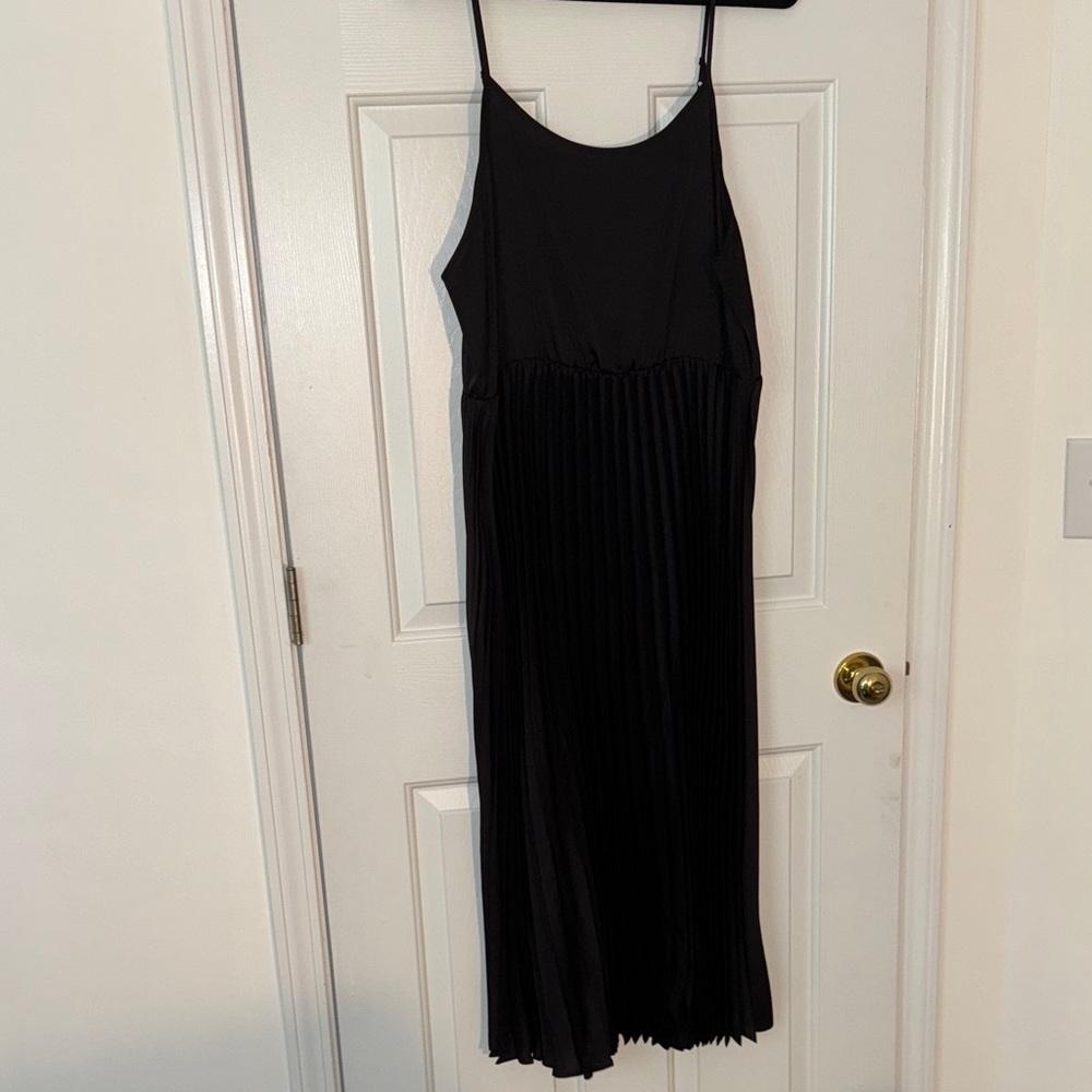 Elegant Black Pleated Midi Dress